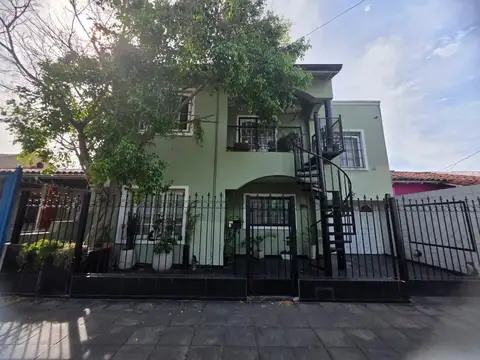 Casa en venta en Llavallol, Apta para Dos Familias