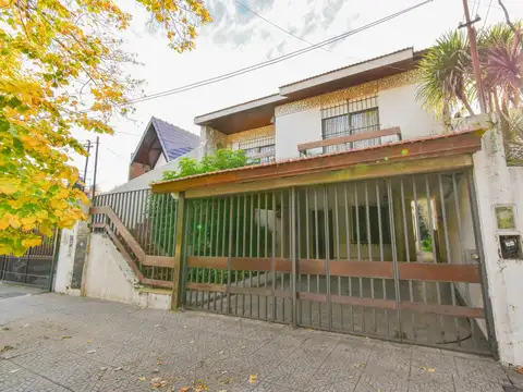 Venta casa 7 ambientes en Lomas de Zamora con jardín y garaje