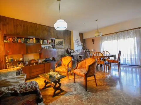 Venta casa 7 ambientes en Lomas de Zamora con jardín y garaje