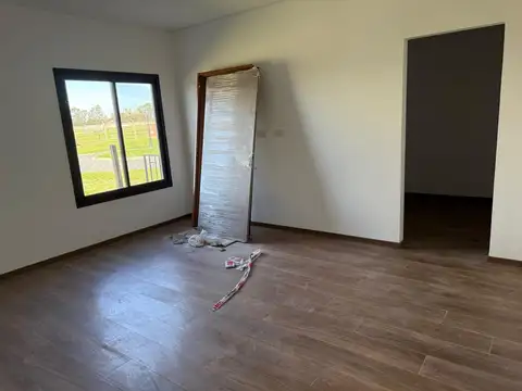 CASA DE 4 AMBIENTES EN VENTA EN SANTO TOMAS, PILAR, CON JARDIN Y PILETA