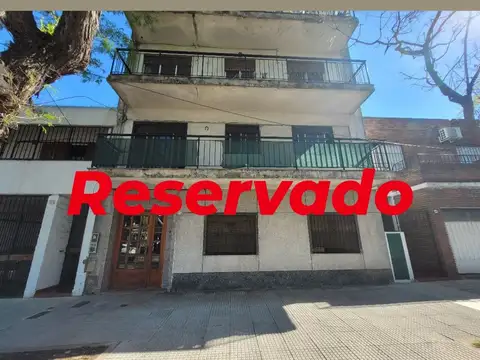 Semipiso 3 ambientes al frente. 1° por escalera. Apto crédito 