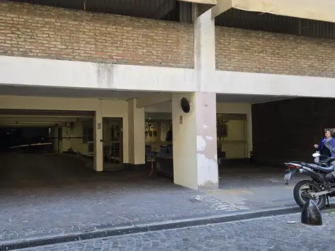 Cochera cubierta en venta en Monserrat