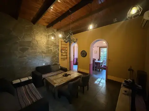 Casa 6 ambientes con 2 baños