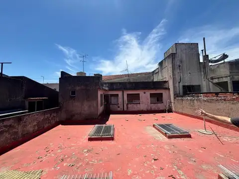 Taller/ Depósito + Departamento de 4 ambientes en Temperley