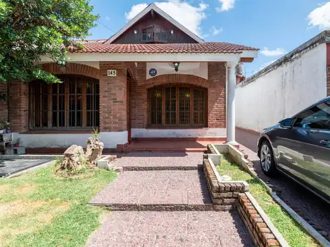 Venta casa cuatro ambientes en Banfield con Jardín