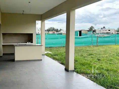 Casa 4 ambientes con 3 baños