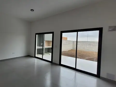 Casa 4 ambientes con 2 baños