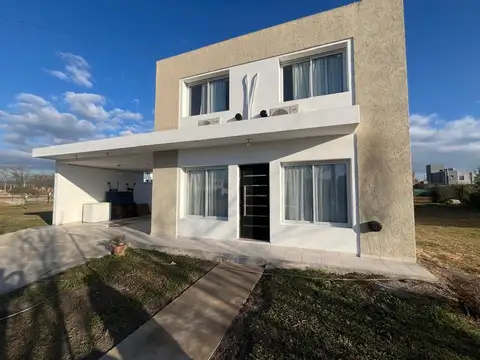 VENTA CASA TEJAS 4 3 DORM PILETA