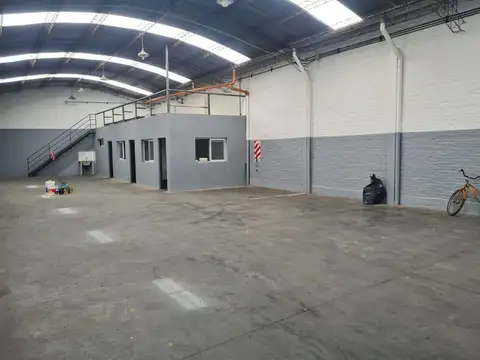 Deposito en alquiler en Castelar con gran playa de maniobras  Callao al 1300