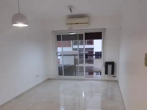 Excelente departamento de tres ambientes. Edificio Europa. A tres cuadras de la estación de Villa Ba
