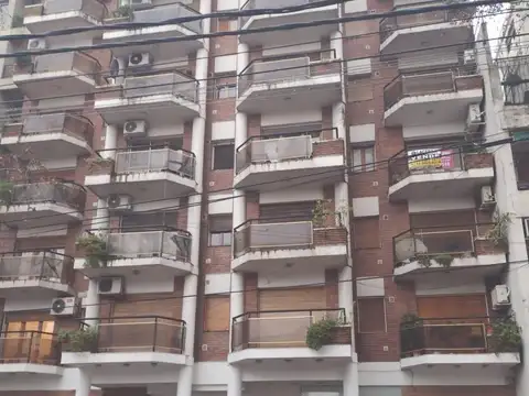 Excelente departamento de tres ambientes. Edificio Europa. A tres cuadras de la estación de Villa Ba