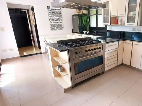 Casa 7 ambientes con 4 baños