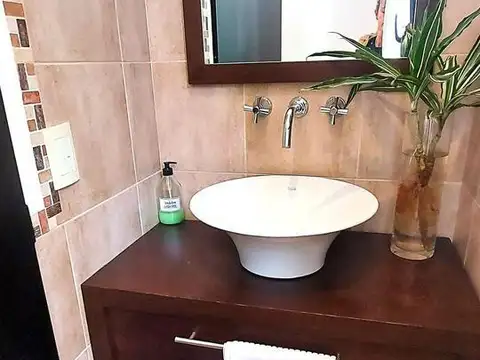 Ya Escriturada. 4 Dormitorios (2 suites) y Servicio.