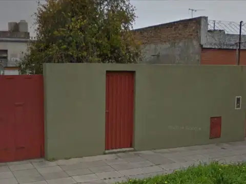 EN VENTA GALPON EN CASEROS SOBRE LOTE DE 300 M2 CON BAÑO, TINGLADO EN MUY BUEN ESTADO - FICHA 7760