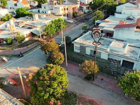 Casa 10 ambientes con 2 baños