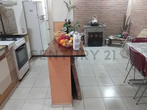 VENTA GALPÓN + 2 LOCALES + 2 DEPTOS