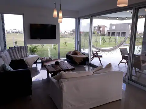 Casa en Alquiler en Villanueva, USD 2.500