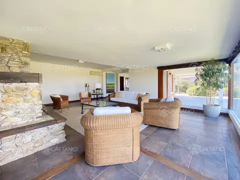 Casa 5 ambientes con 4 baños