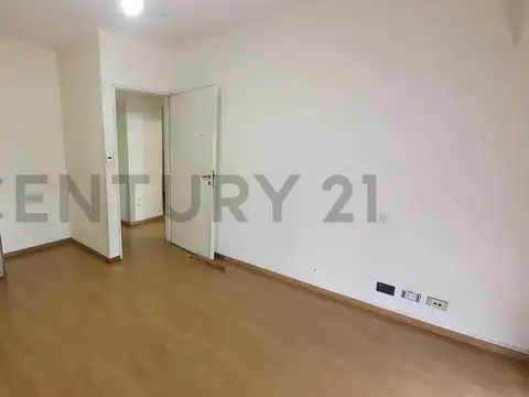 Casa Amplia Con Multiples Habitaciones, Sin Expensa, Terraza, Balcon Frente Luminoso, Apta Vivienda