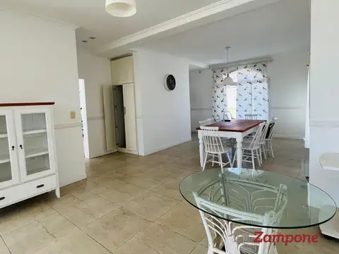 Casa 5 ambientes con 3 baños