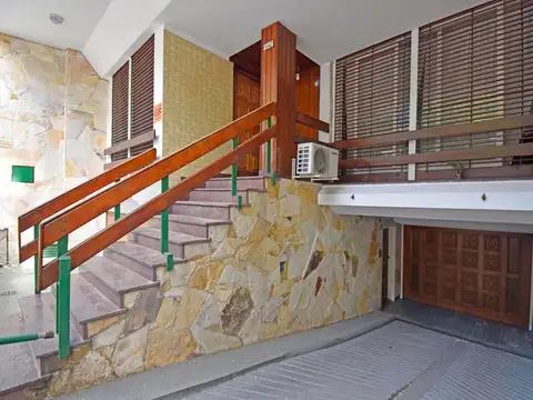 Casa en Venta con 4 cocheras