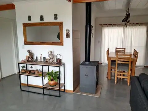 Casa 4 ambientes con 2 baños