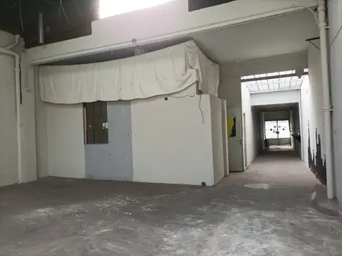 EXCELENTE LOTE CON GALPON Y LOCAL