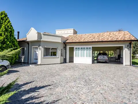 Casa en Venta con 3 cocheras