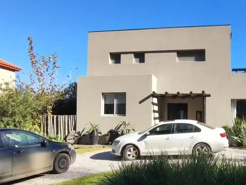 Venta Casa 5 ambientes con Pileta en Exclusivo Barrio Los potrillos