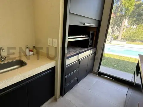 Hermosa casa de 4 ambientes con Galería, parrilla, jardín  y pileta