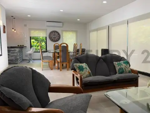 Casa 4 ambientes con 2 baños