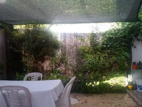 Buen Depto t/casa 3 amb con Patio y Quincho, a 5 cuadras de la Est. Lanús