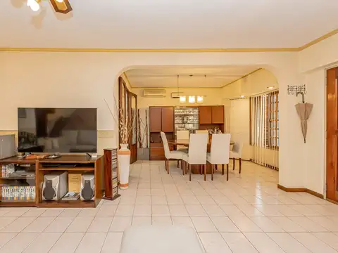 Casa en Alquiler con 2 cocheras