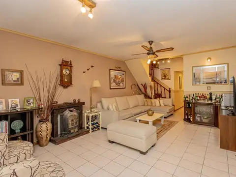 Casa 4 ambientes con 2 baños