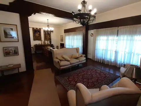 Casa 6 ambientes con 2 baños