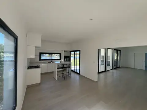 Casa 5 ambientes con 3 baños