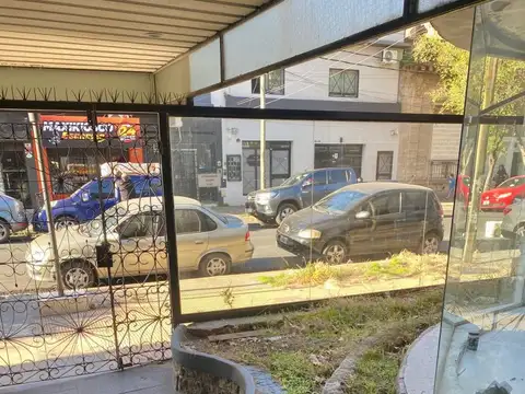 Alquiler de amplio Local en plena estación de Lanús Este!