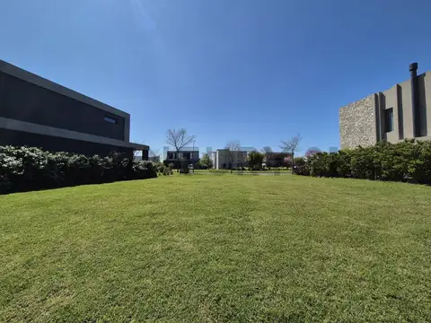 Venta de lote al agua en Barrio Ceibos. Puertos del Lago.