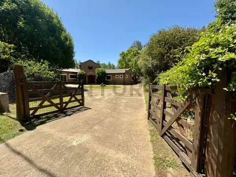 Casa 8 ambientes con 3 baños