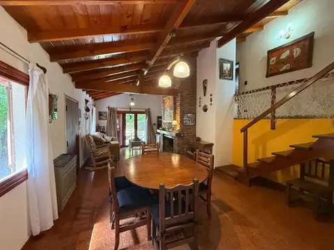 Casa 4 ambientes con 2 baños