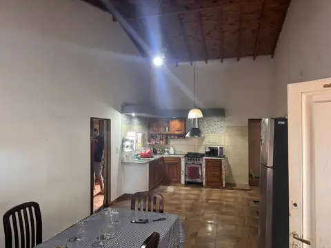 Casa 6 ambientes con 2 baños