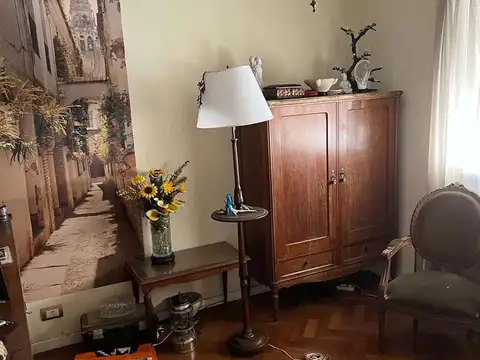 3 ambientes al frente con balcón. Lavadero independiente. Luminoso.