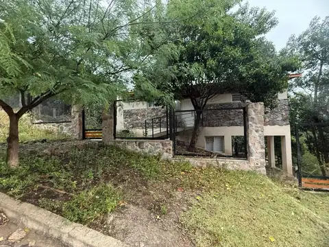 Casa 6 ambientes con 2 baños