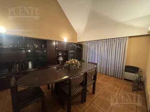 Casa en Venta con 3 cocheras