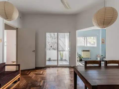 PH SEIS AMBIENTES . PATIO Y TERRAZA . LUMINOSO . SIN EXPENSAS