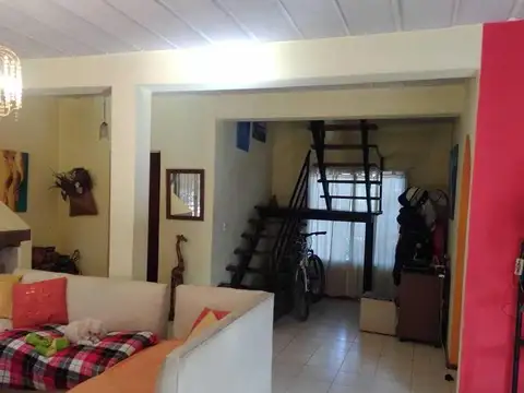 Casa 4 ambientes con 2 baños