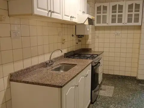 Departamento de tres ambientes con balcón al frente