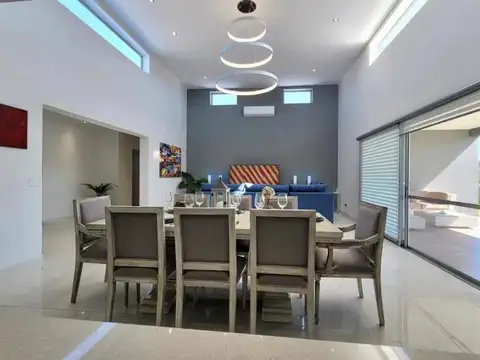 Casa 5 ambientes con 4 baños