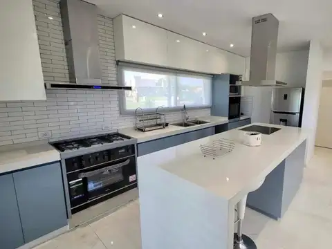 Casa en Venta con 3 cocheras