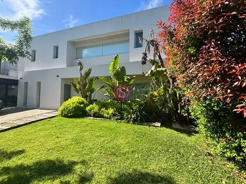 Casa  en Venta en Santa Guadalupe, Pilar del Este, Pilar